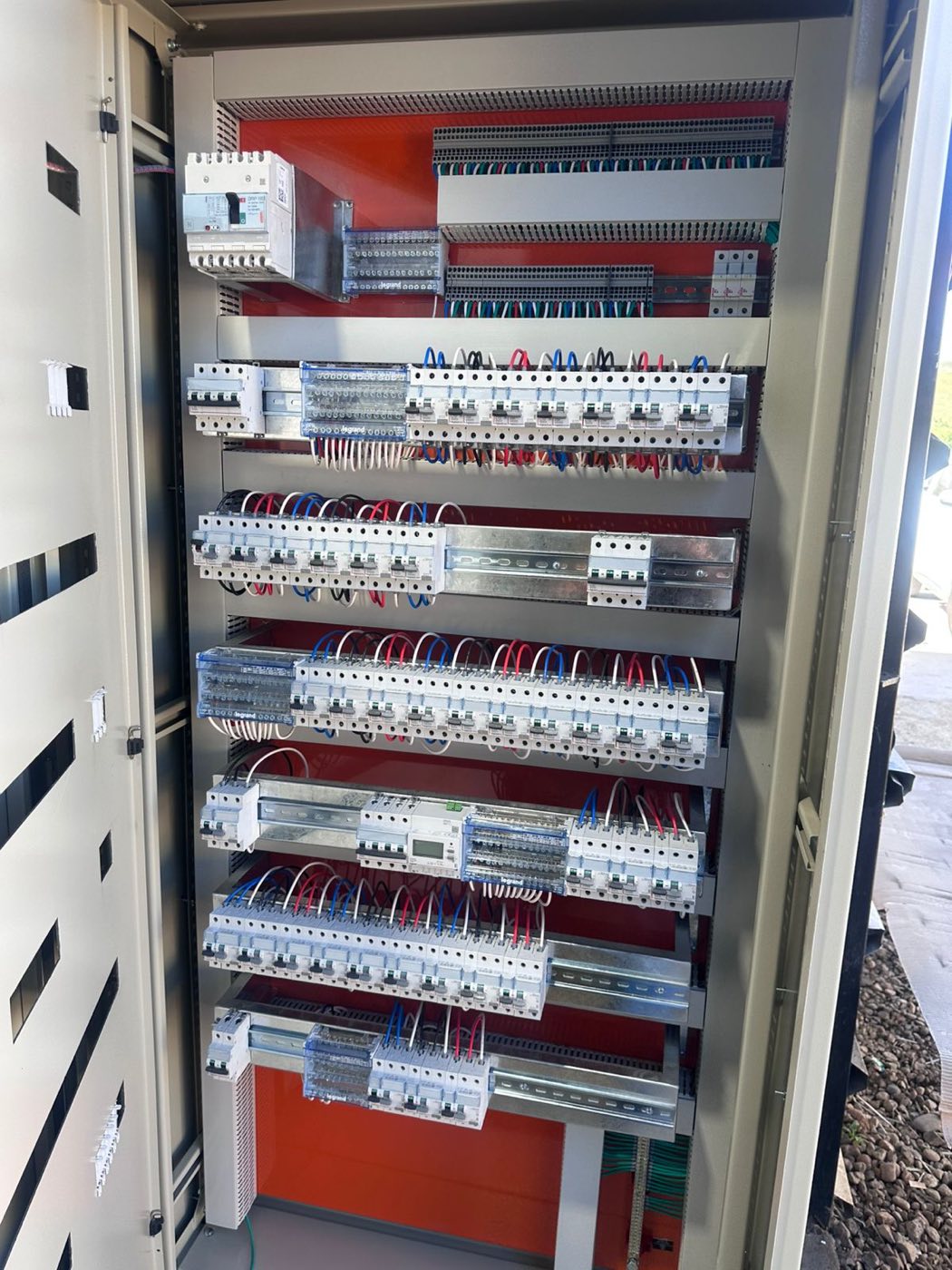 Interior de tablero eléctrico de distribución trifásico fabricado por Tableros VOLTA, con protecciones Legrand y cableado ordenado