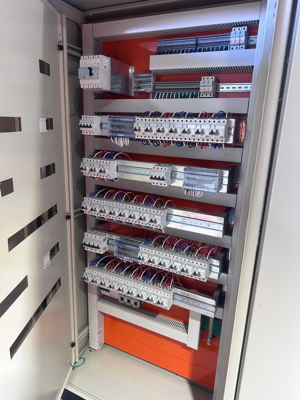 Protecciones automáticas y diferenciales Legrand montadas en riel DIN dentro de tablero eléctrico Tableros VOLTA